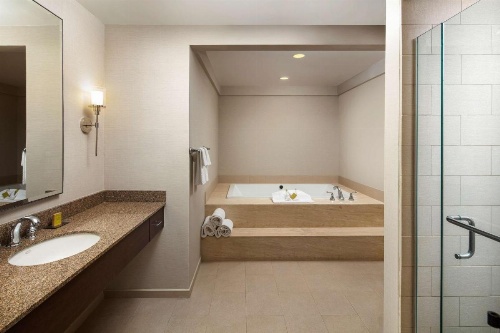 DoubleTree By Hilton Hotel Ontario Airport image 10